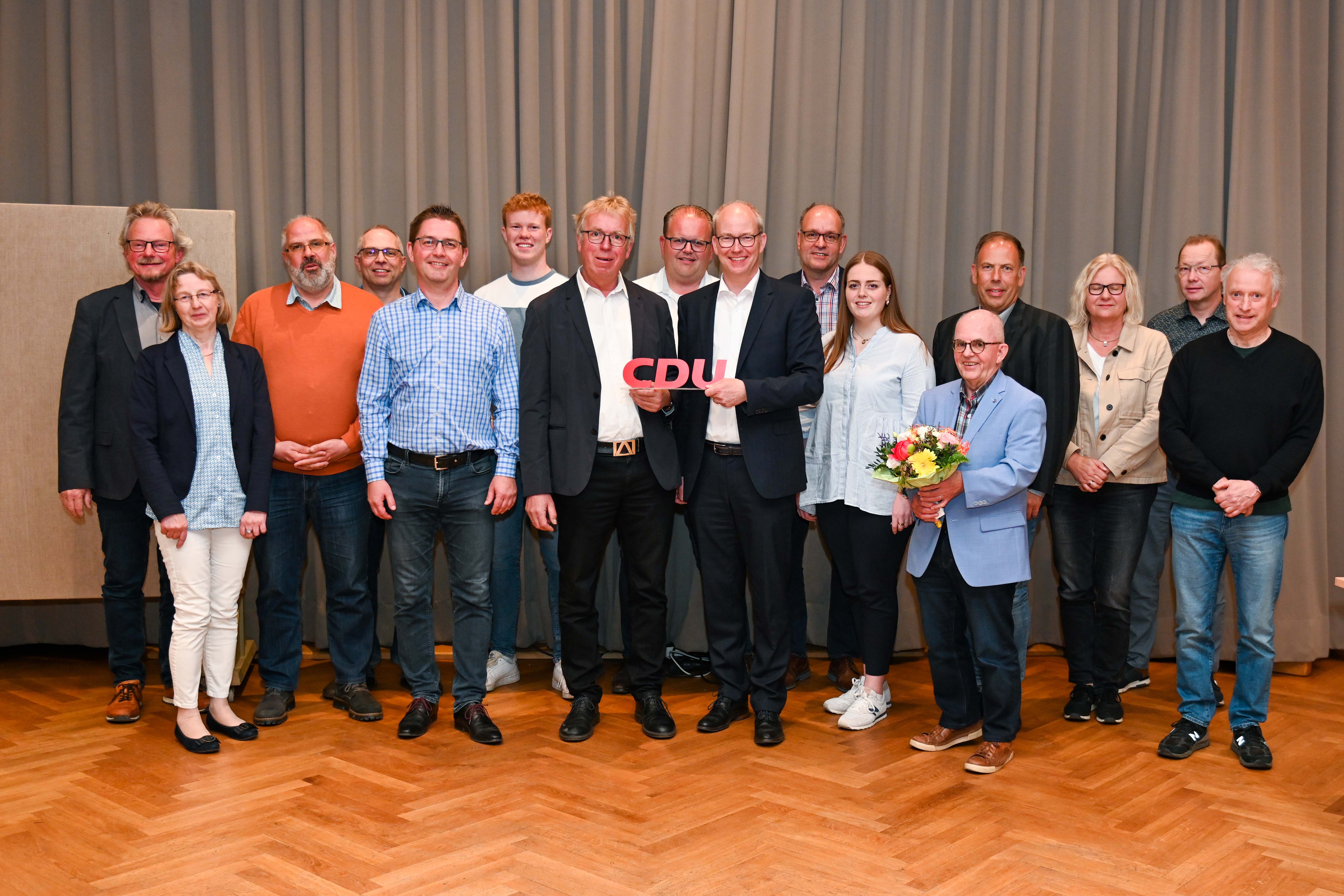 Der neue Vorstand des CDU-Stadverbandes mit dem Vorsitzenden Heinrich Gresshoff zusammen mit dem Lantagsabgeordneten Daniel Hagemeier und ausgeschiedenen Vorstandsmitgliedern