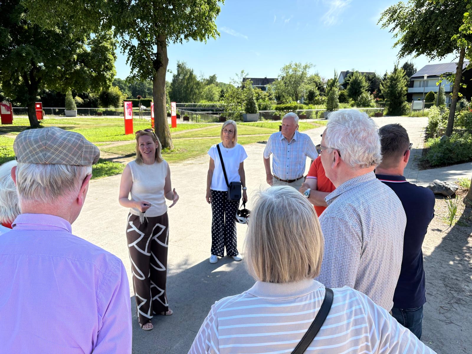 Gesch�ftsf�hrerin Melanie Wiebusch (Mitte) informierte die Teilnehmerinnen und Teilnehmer des CDU-Stadtspaziergangs �ber die neuen B�ro- und Betriebsgeb�ude im Vier-Jahreszeiten-Park sowie �ber aktuelle Entwicklungen auf dem Gel�nde.